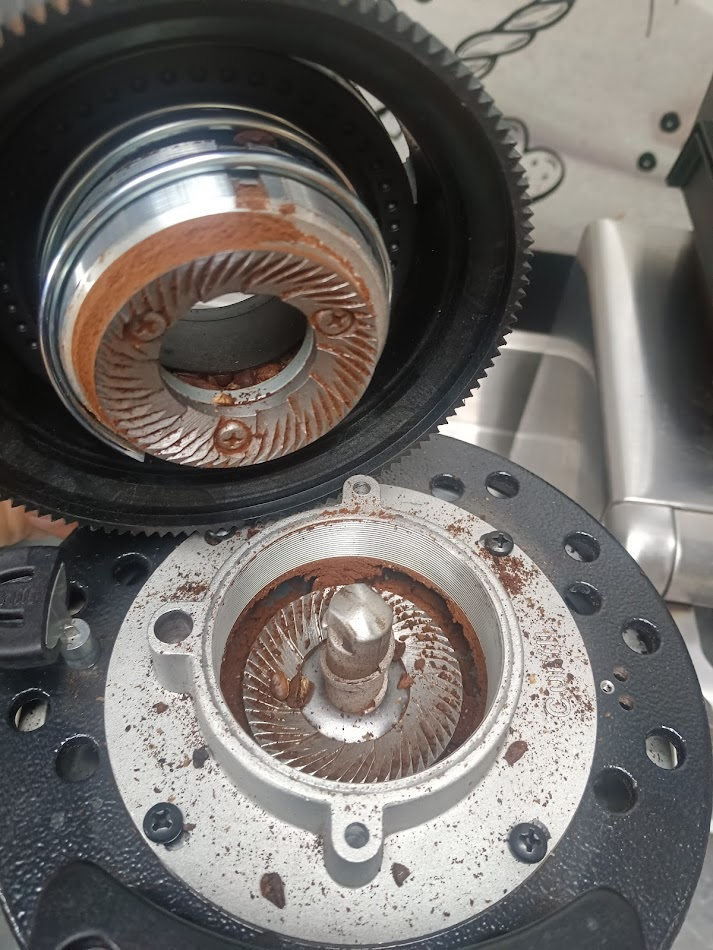 Molino de café con muelas desgastadas antes de la calibración CaféTech
